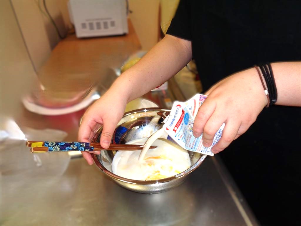 ボールの位置を確認しながら材料を混ぜているところ