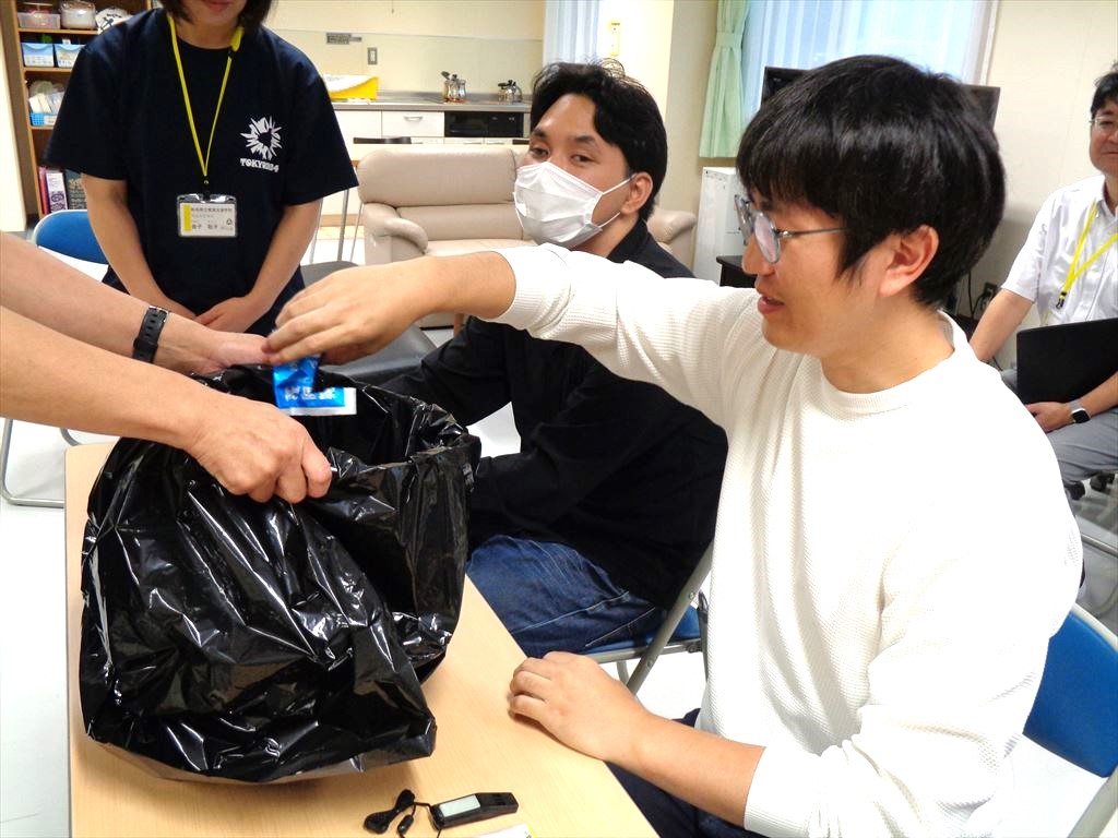 緊急用トイレ作り、触って確認