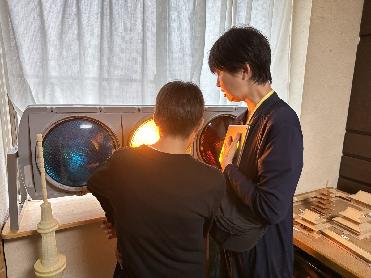 間近で見る信号機の大きさにびっくり(桜井記念・手でみる博物館)
