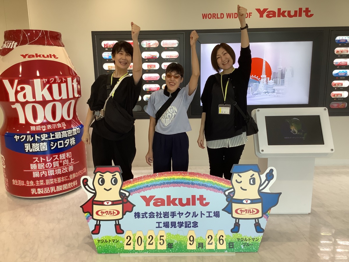 パネルの前で記念撮影(岩手ヤクルト工場)