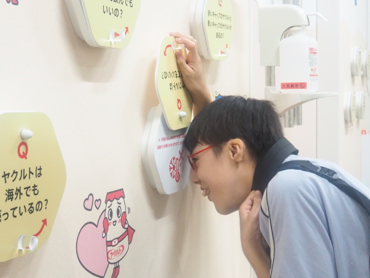 見学以外にも、一問一答形式の展示で豆知識を学びました(岩手ヤクルト工場)