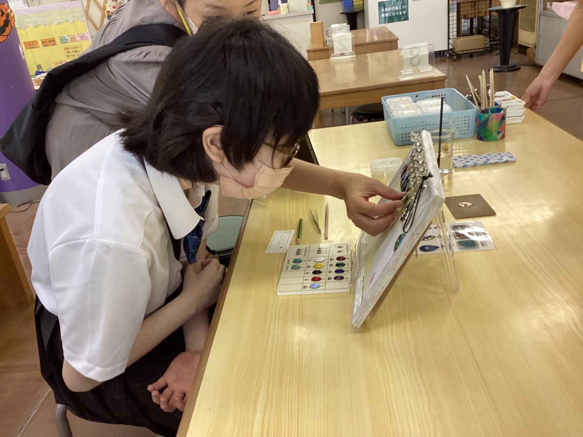 見本を参考に土台の色を選んでいます