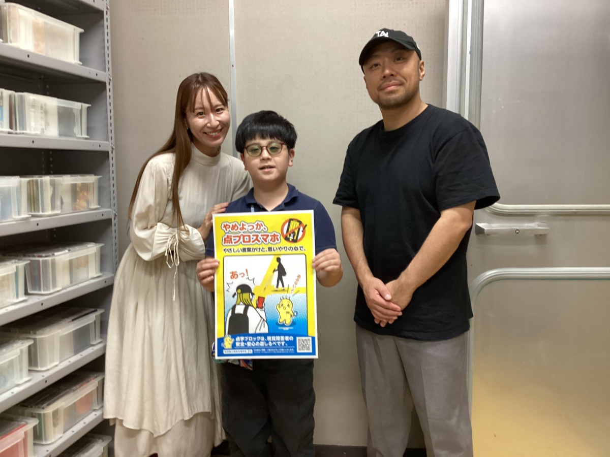 エフエム秋田にて本校児童が、アナウンサーの真坂はづきさん、ラッパーの羅漢さんと記念写真