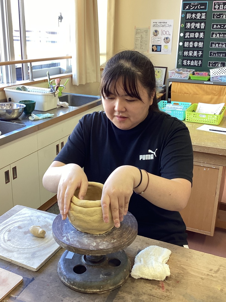 丁寧にお椀の形に成形していきます