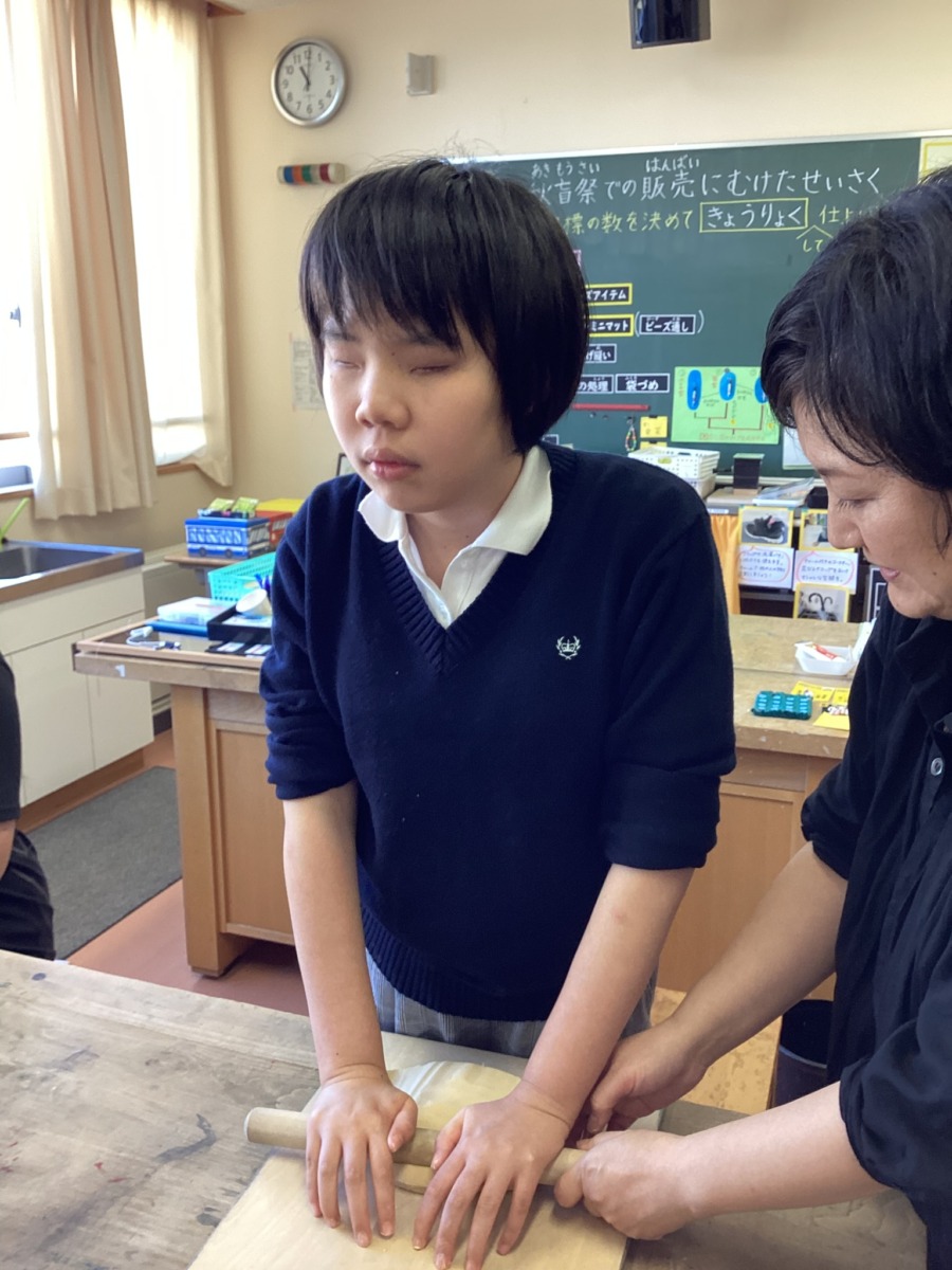 普段触れることのない陶土の感触を確かめながら活動しました