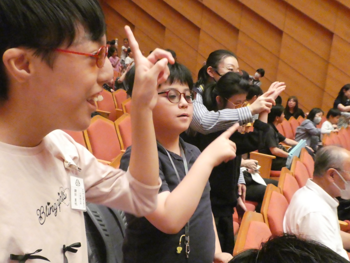 指揮者体験では、演奏に合わせて四拍子で腕を振りました