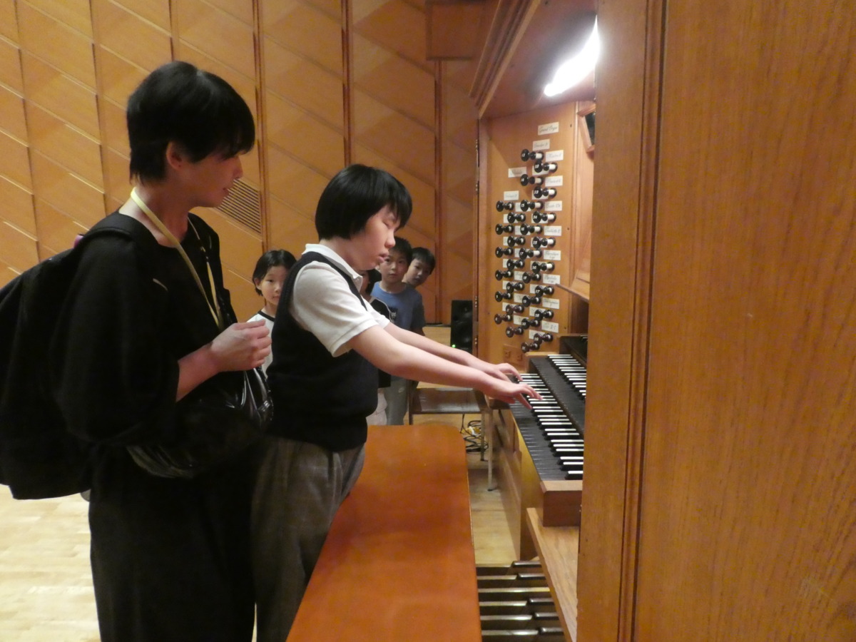 コンサート後はパイプオルガン演奏を体験し、楽器の大きさと音色の迫力に驚いていました