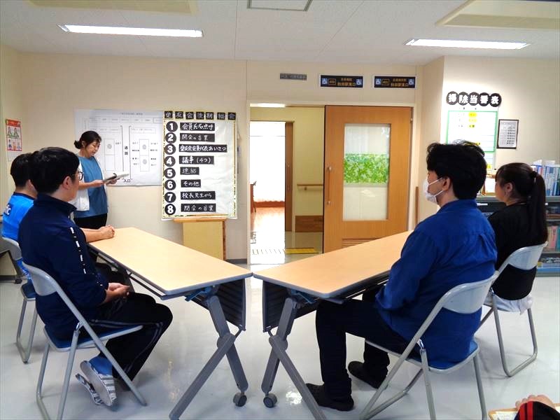 後期総会で前期の活動を振り返っている様子