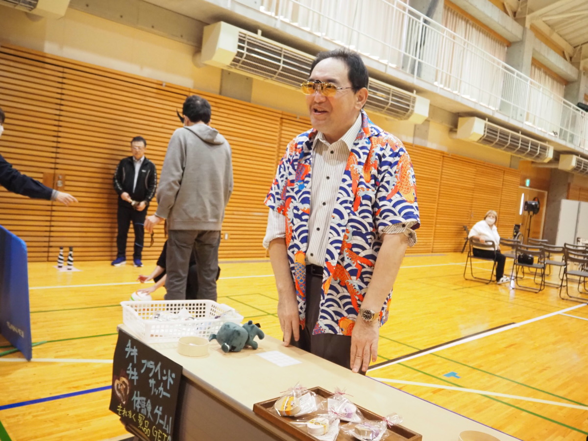 鯉の柄のシャツを着て、受付で呼び込みをする生徒