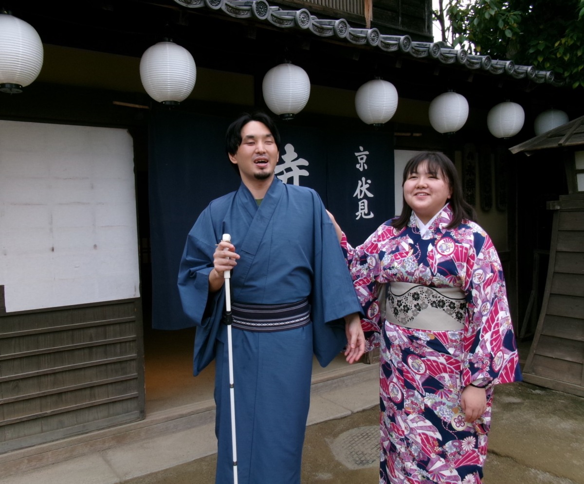 生徒が紺色の浴衣、ピンクと黒の柄の浴衣にそれぞれ身を包み、横に並んでいる様子