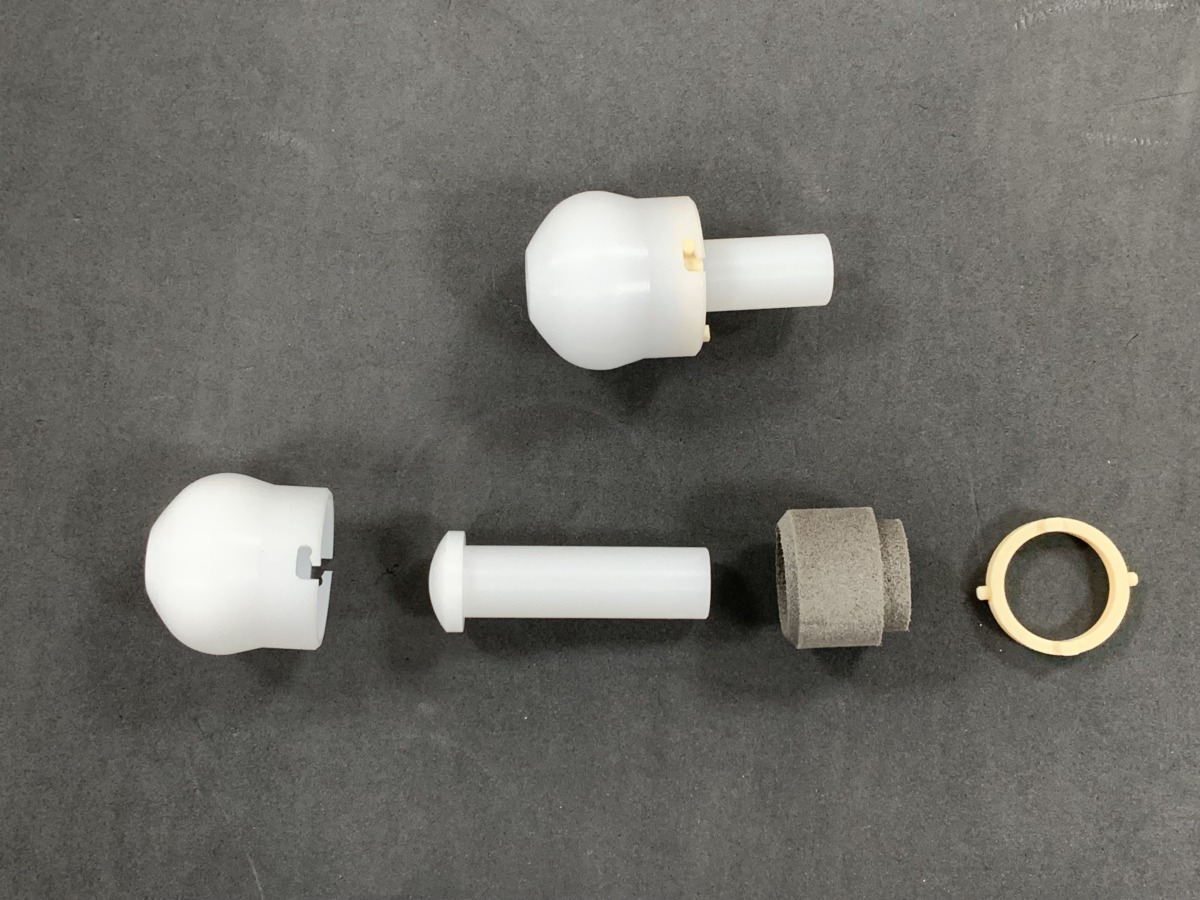 完成形と4つの部品に分解されて並べられている2組の石突