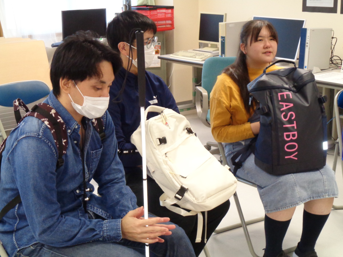 非常時に持ち出す物を手に集合