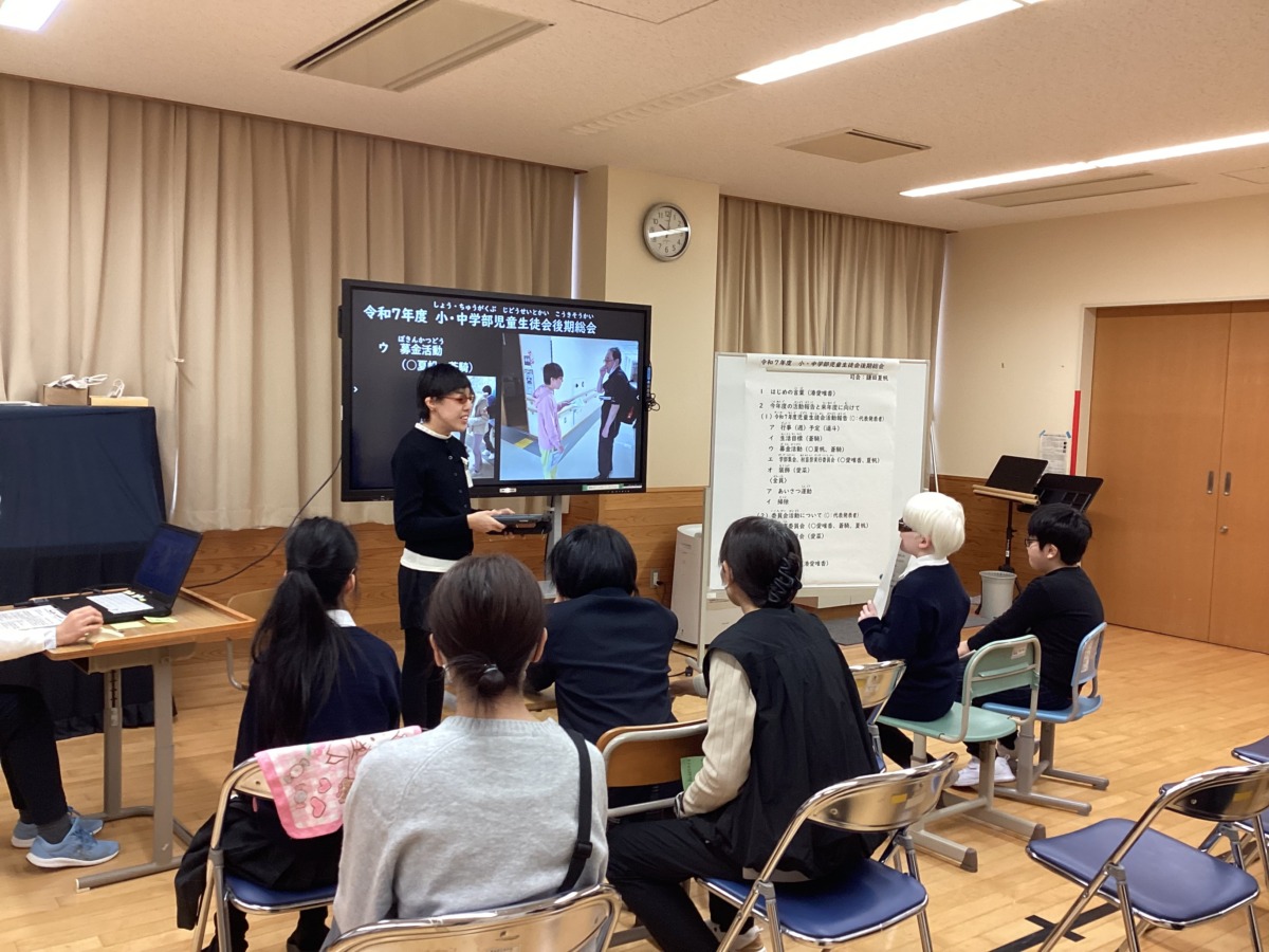 児童一名がモニターの前に立って、モニターを指しながら成果を報告している様子