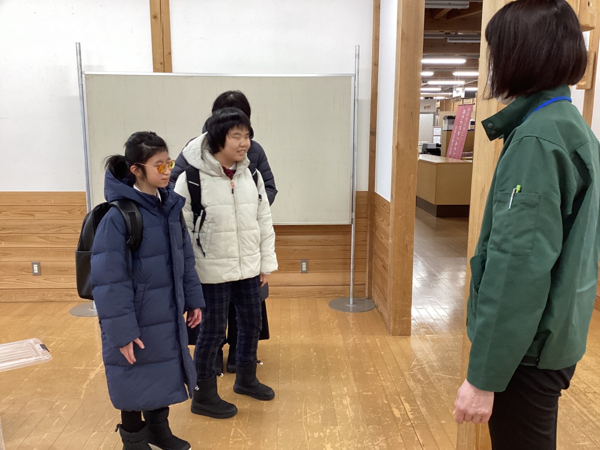 生徒二名が並んで、遊学舎の職員さんと向かい合っている様子