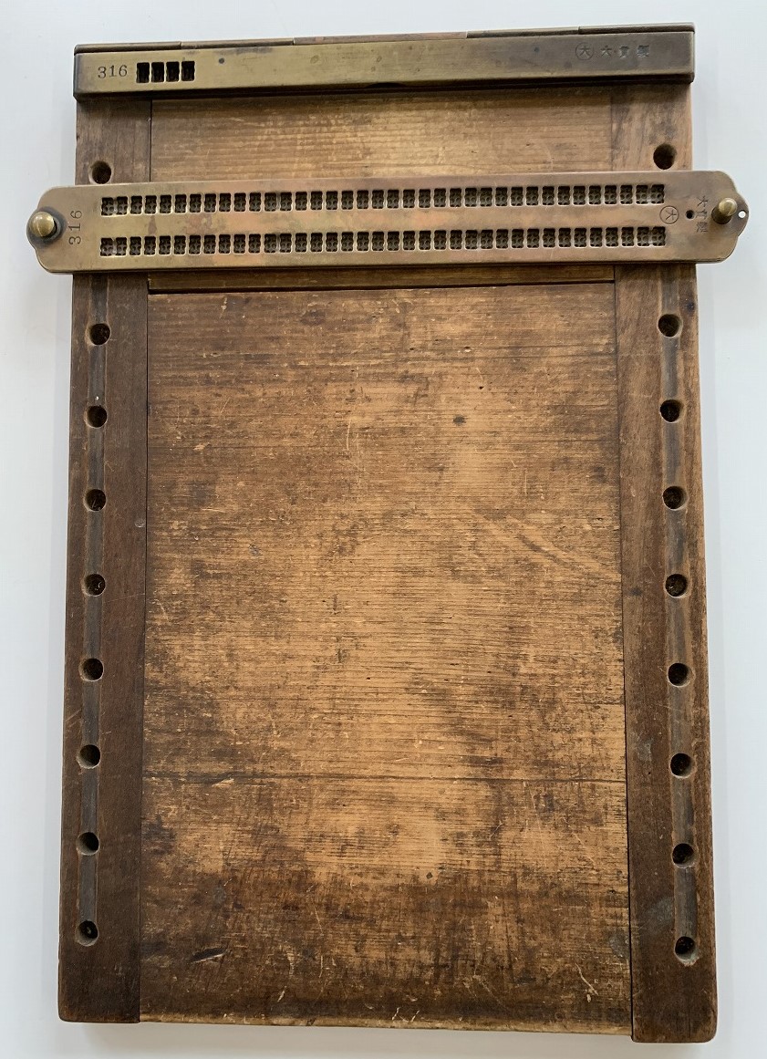 点字器２　37マス点字盤