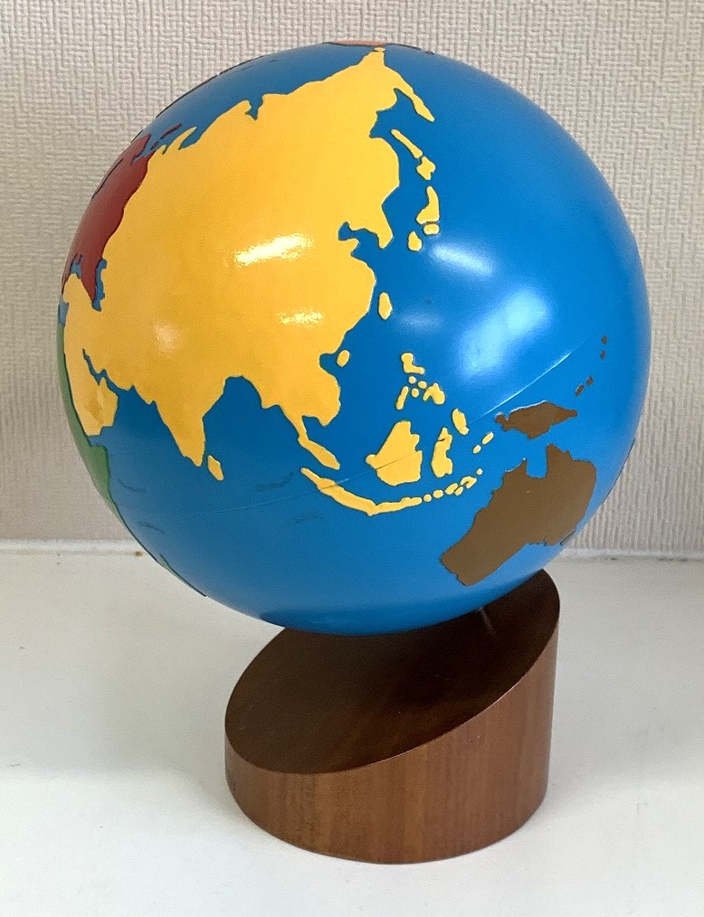 写真1：大陸ごとに色分けされた地球儀