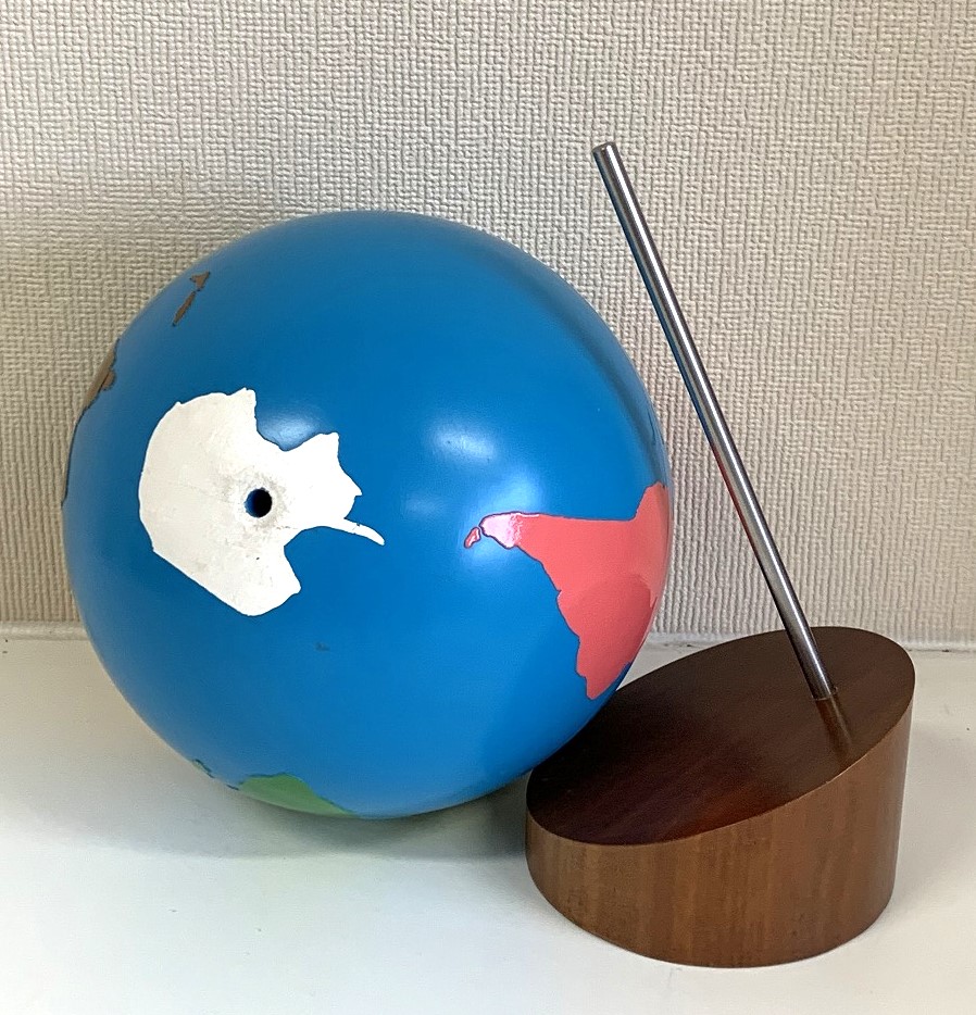 写真2：軸から取り外し、南極大陸を正面にした状態