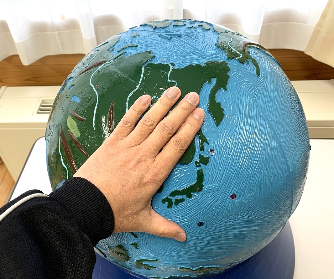 写真3：大人の手との比較