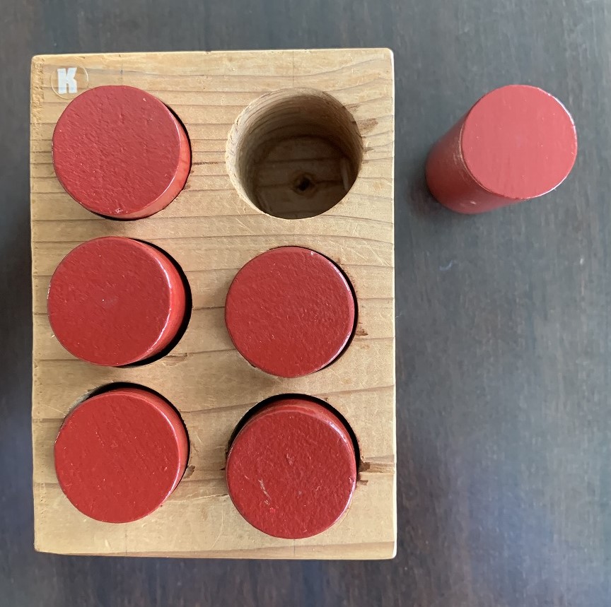 写真1　ペグ差しのペグが6本差し込めるケース)