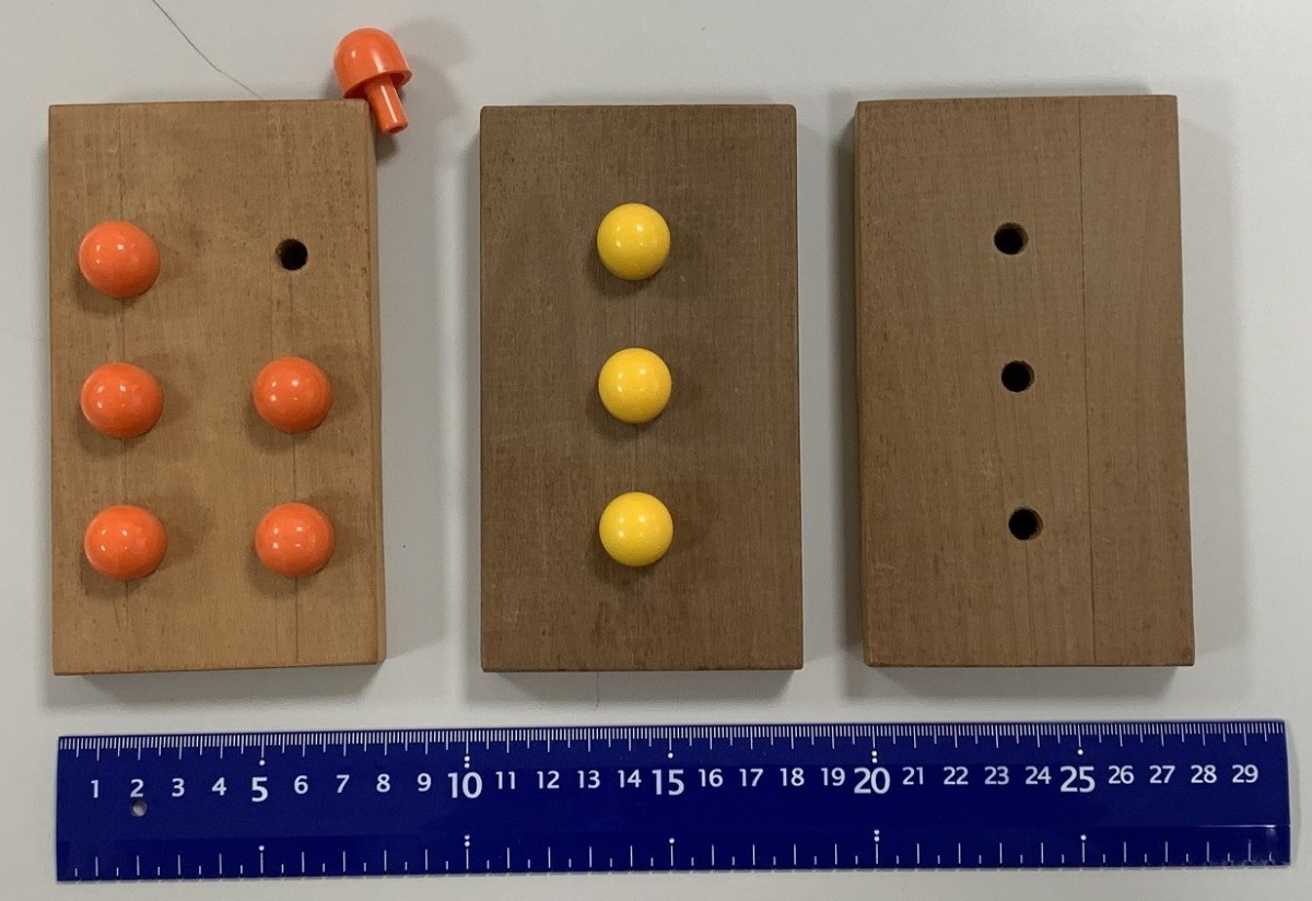 写真3　6点用の板と縦3点用のペグ板
