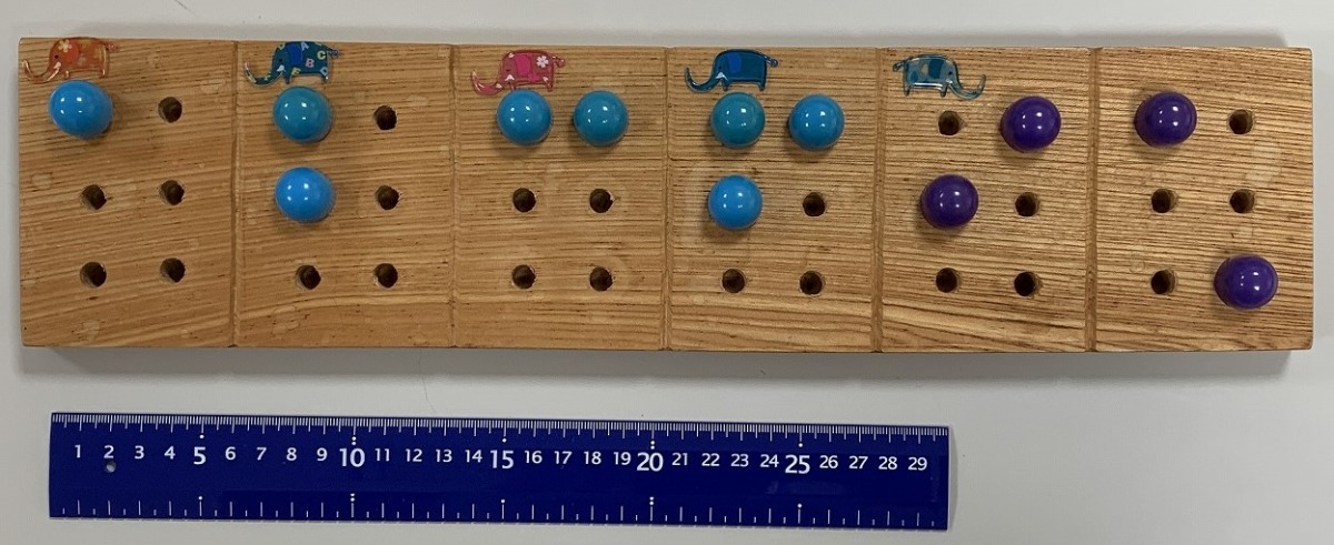 写真5　6点×6マス用のペグ版