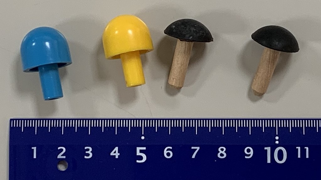 写真6　キノコ型ペグと自作のペグ