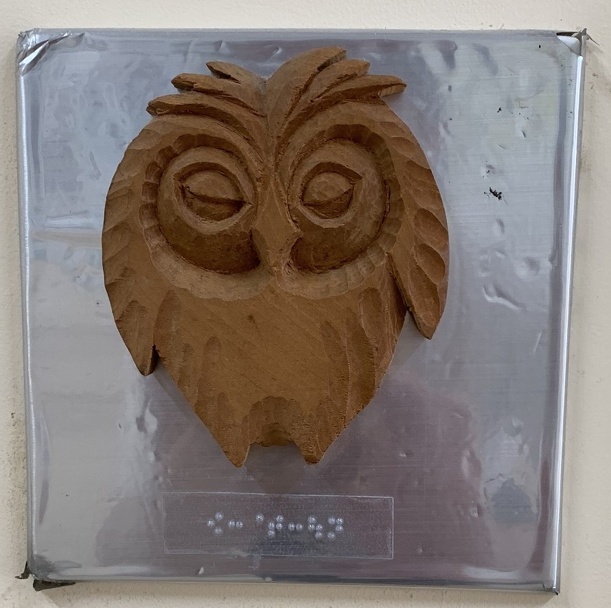 写真1：フクロウの木彫レリーフ