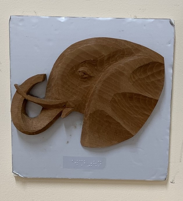 写真3：ゾウの木彫レリーフ