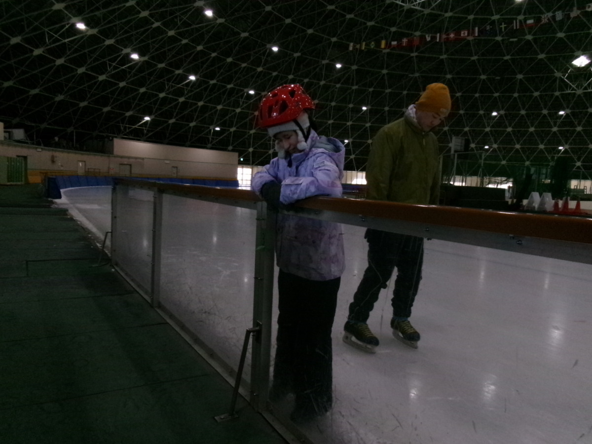 生徒一名が、リンク沿いの手すりに平行に向き合い、手でつかみながら横に歩いている様子