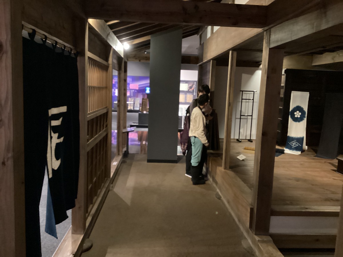 入口の暖簾をくぐってから小上がりのところまでにある、約２メートル幅の通路