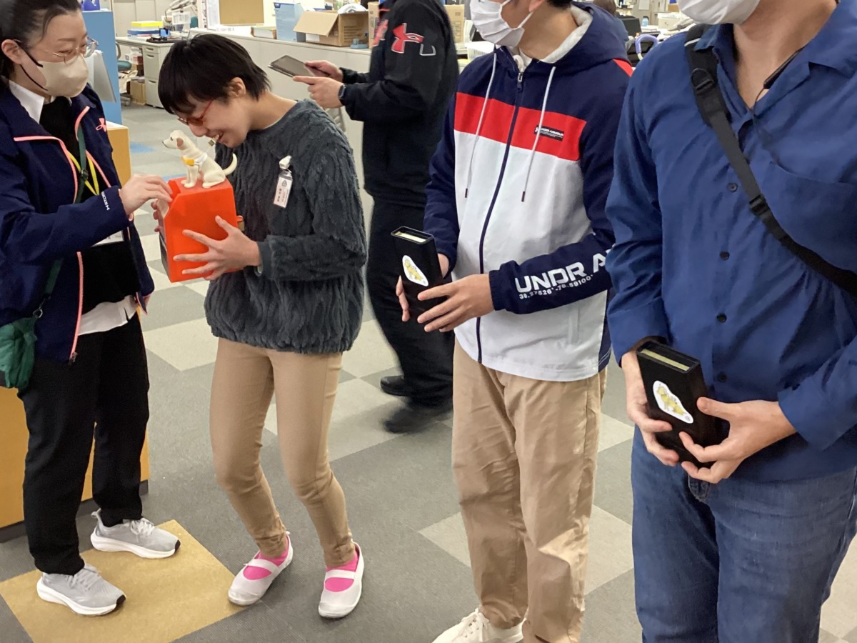 小学部の児童一名と、高等部・専攻科の生徒二名が並んで募金を呼び掛けている様子。