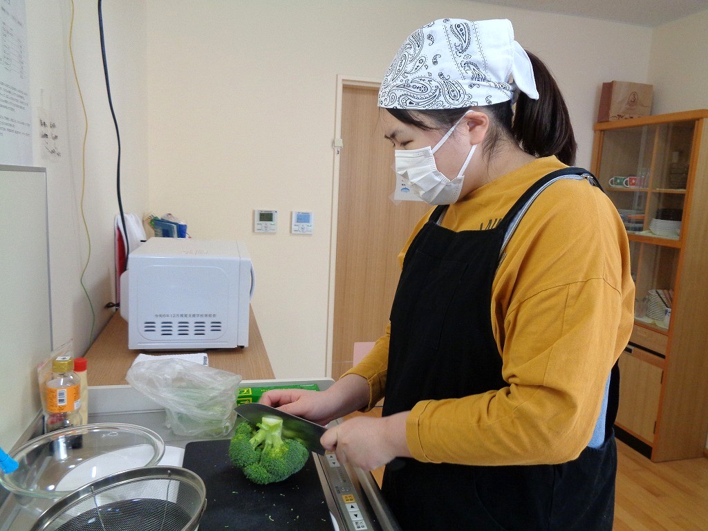 安全に包丁を使っています