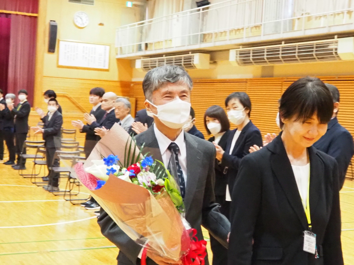 視覚支援学校全員で花道を作って見送りました。