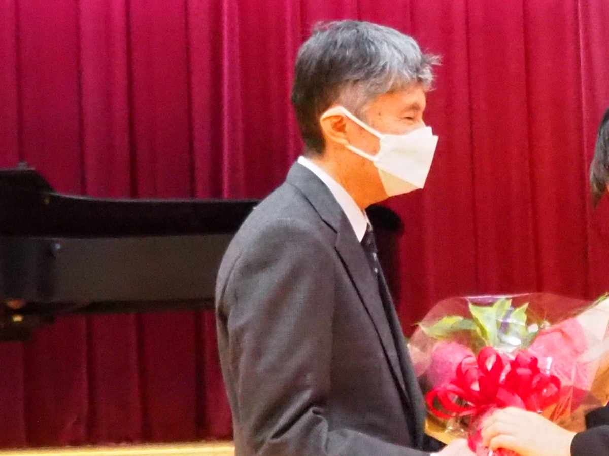 佐藤均先生に花束が贈呈されました。