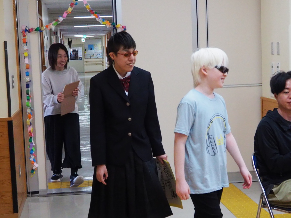 小学部６年の児童が先導をし、中学部の制服を身にまとった新入生が入場している様子