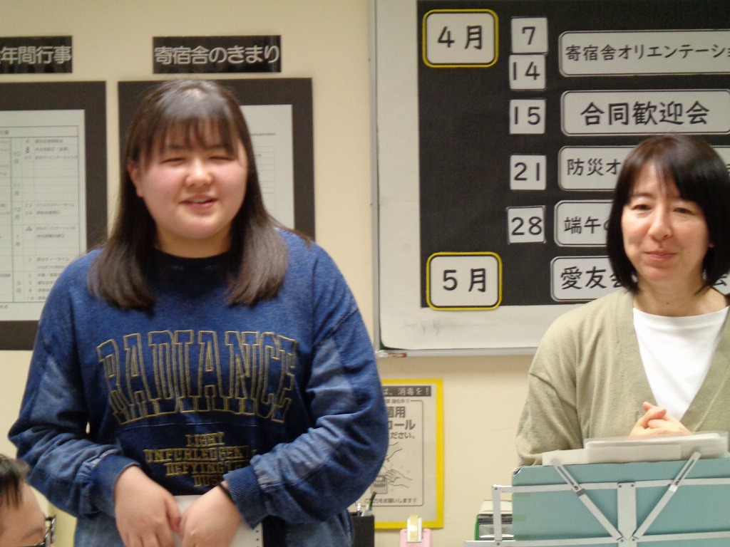 笑顔で司会を進行中