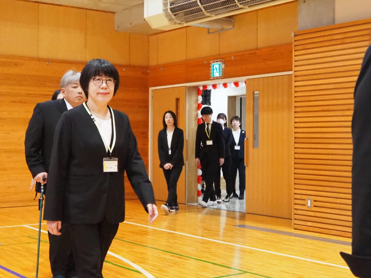 新任の先生方の入場