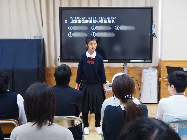 全体の前に立ち、発表をする中学部生徒