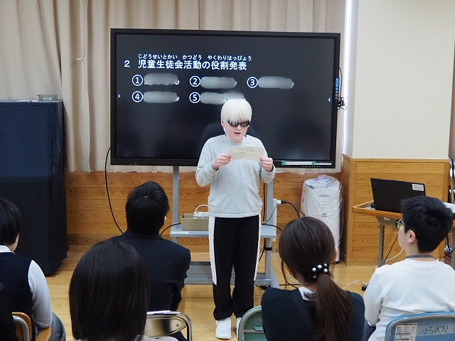 全体の前で発表する小学部生徒
