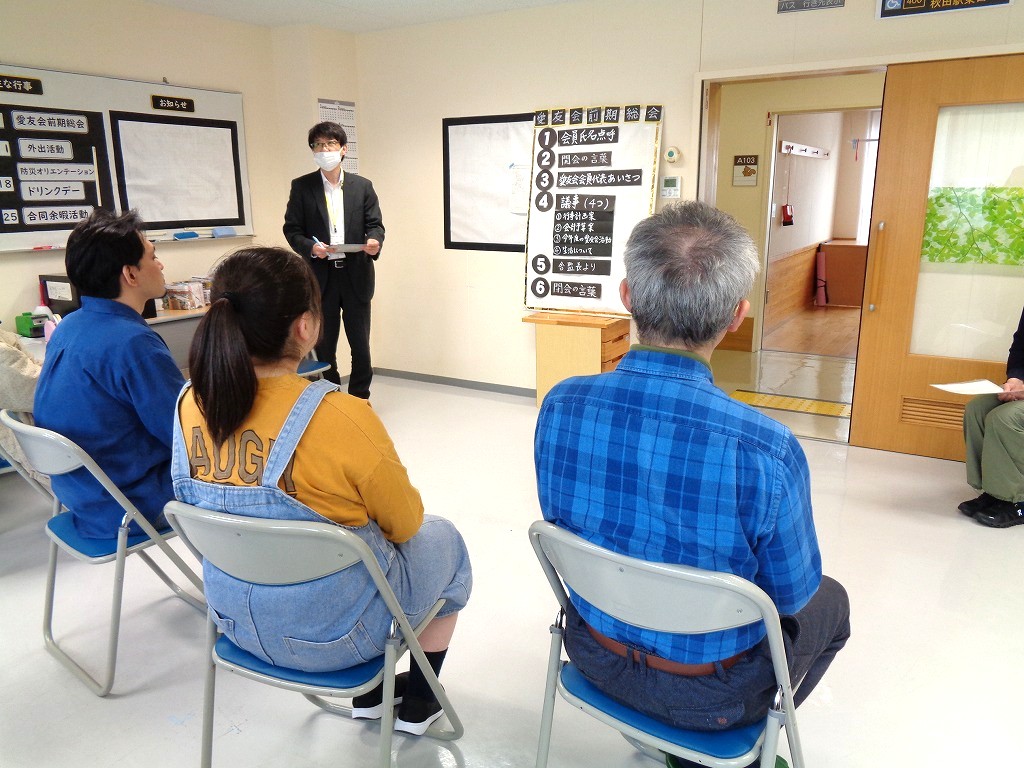 教頭先生の話を聞いている様子