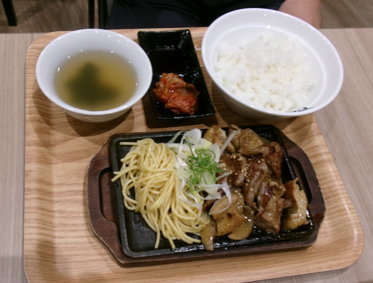 今年は焼肉屋さんの定食を注文