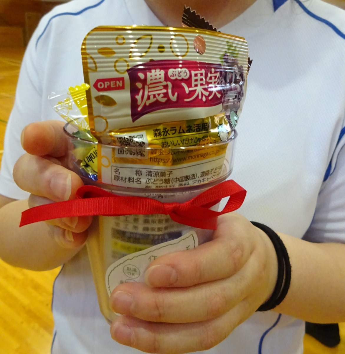 あめなどのお菓子が入った透明なカップ