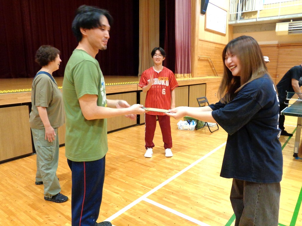 名前を呼んでラケットを手渡します
