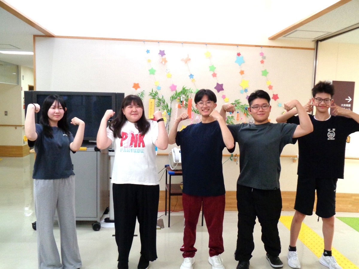 飾った笹の前で集合写真