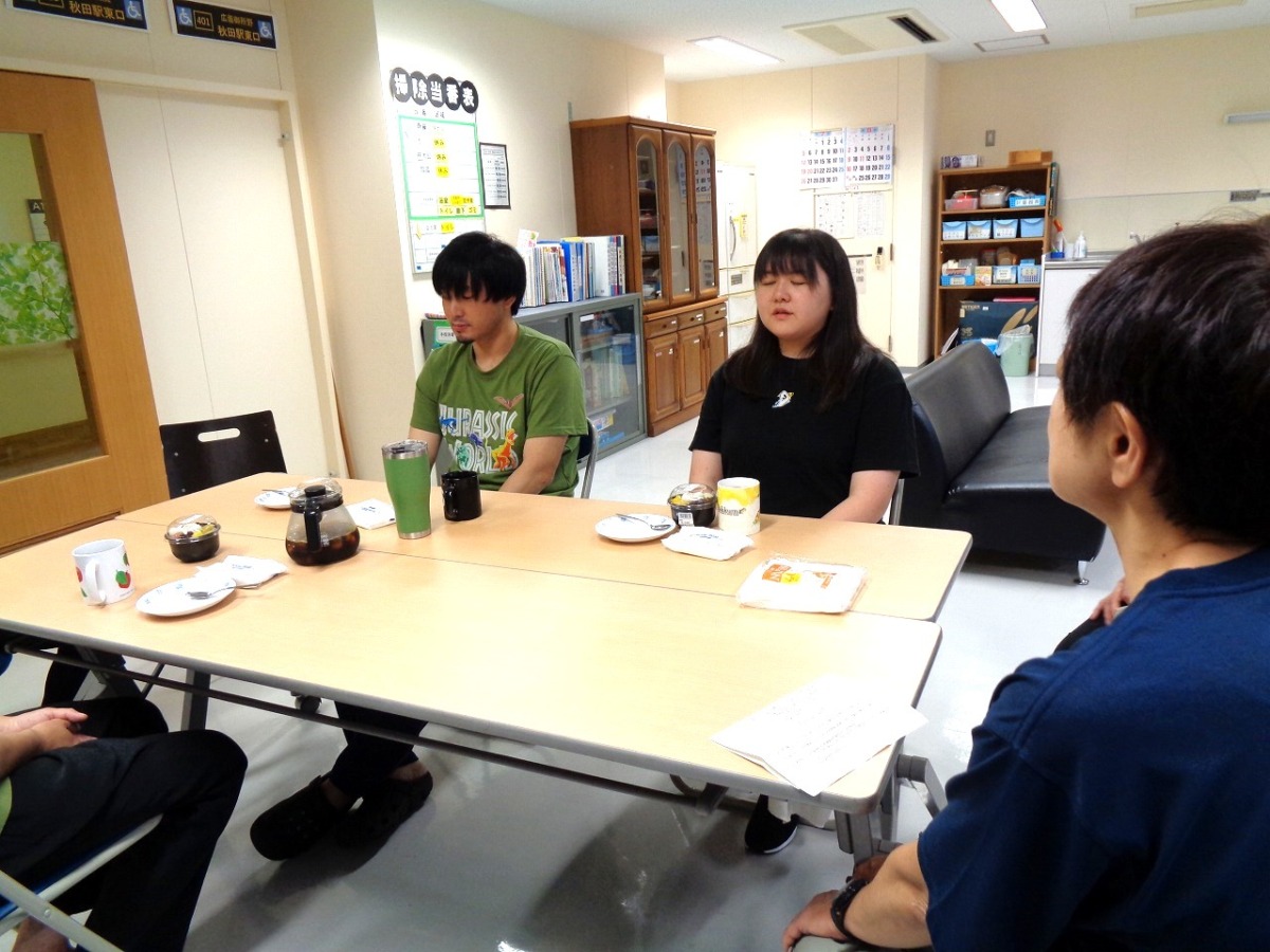 お菓子をいただきながらトークタイム