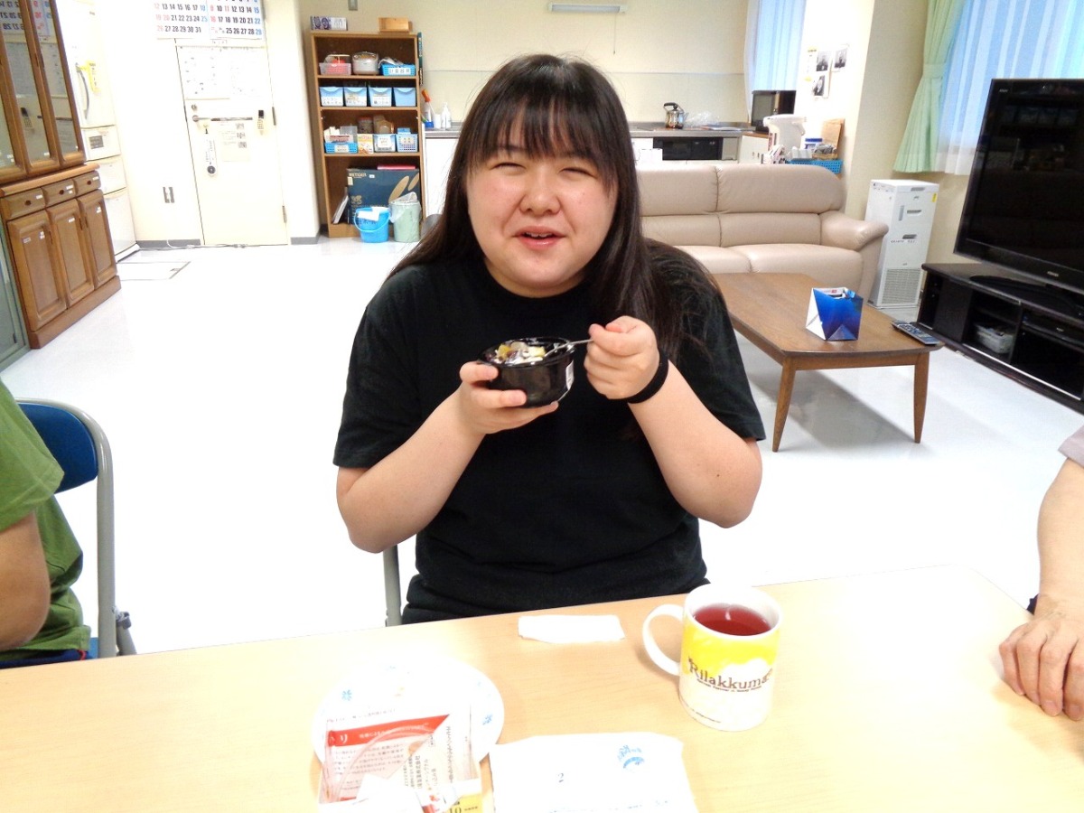 お菓子は冷たいあんみつ