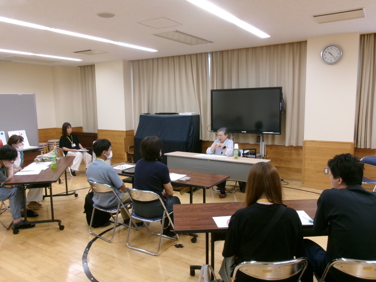 3つの長いテーブルに各家庭ごとに着席し、向かい合う形で香川先生にご講和をいただいている様子。