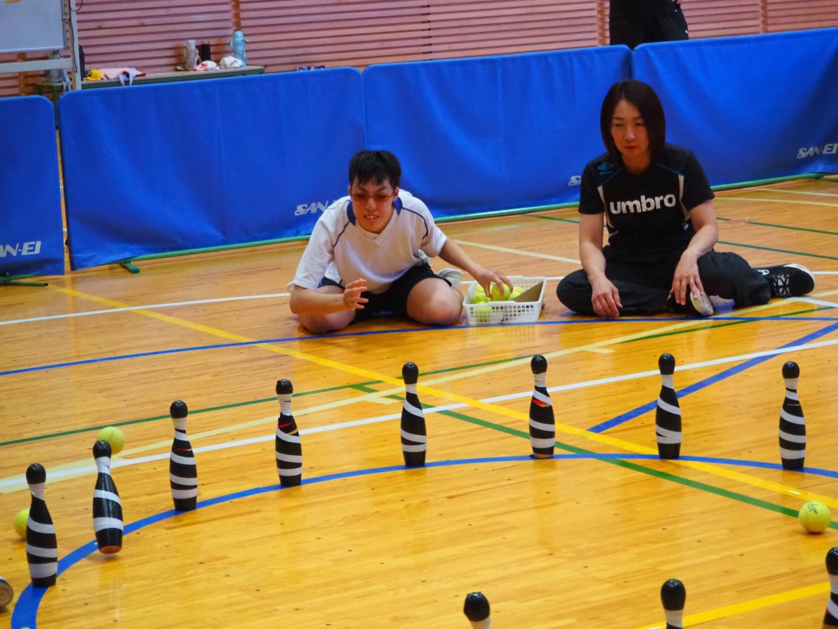 中学部生徒がピンに向かってボールを投げ始めた様子。