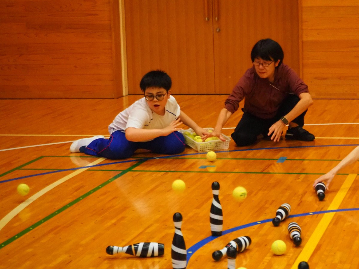 小学部児童が手前の残り2本のピンを狙っている様子。