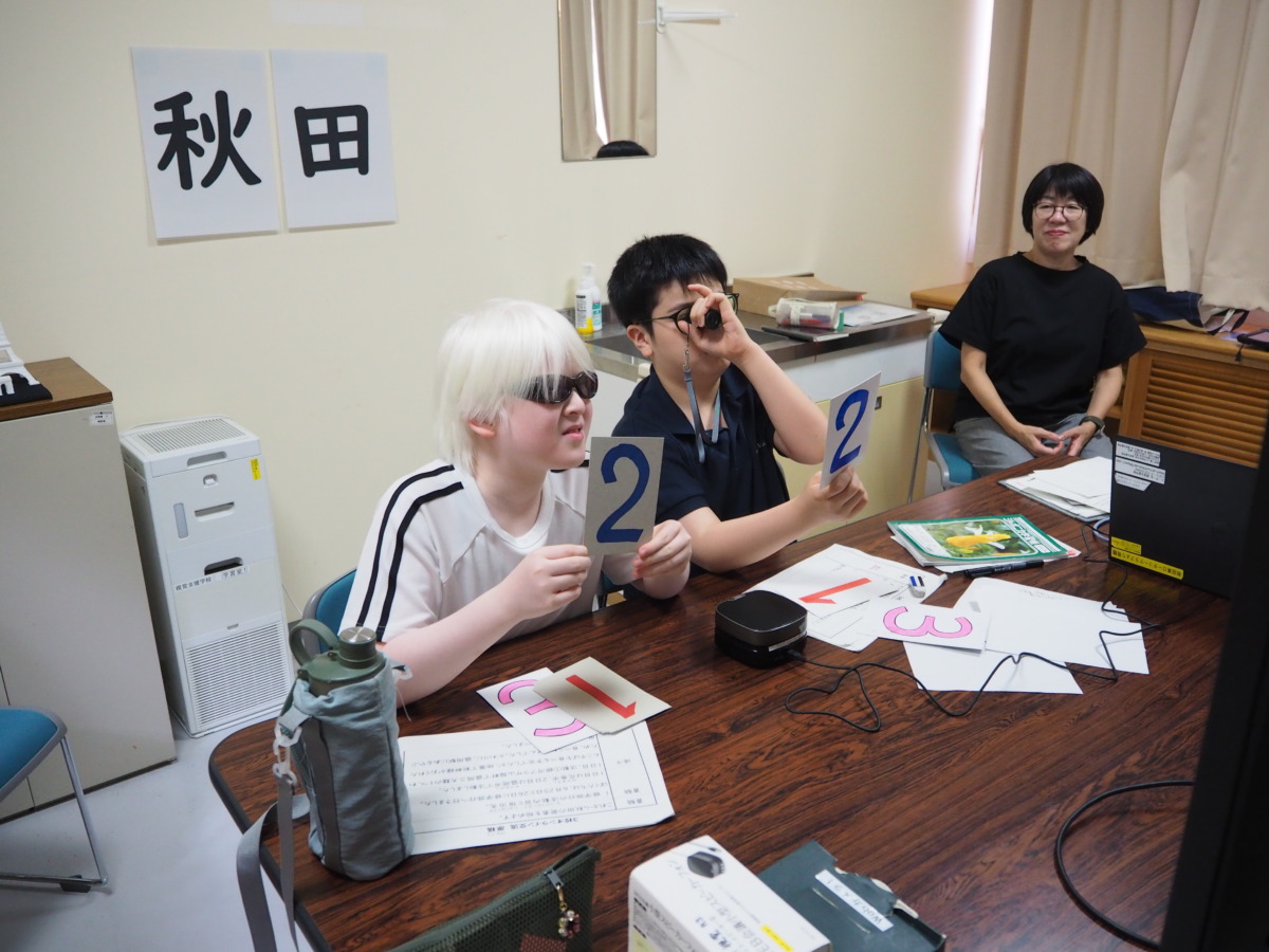 児童が「2」と記されたカードを持って回答している様子